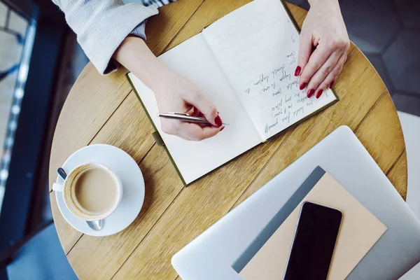 Onherkenbaar vrouw schrijven — Stockfoto