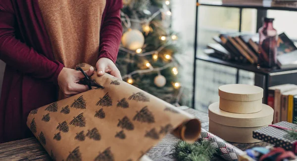 Donna avvolgendo regali di Natale — Foto Stock