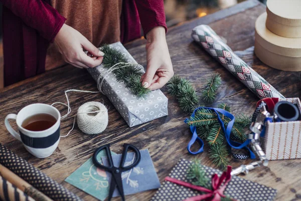 Vrouw inpakken kerstcadeaus — Stockfoto