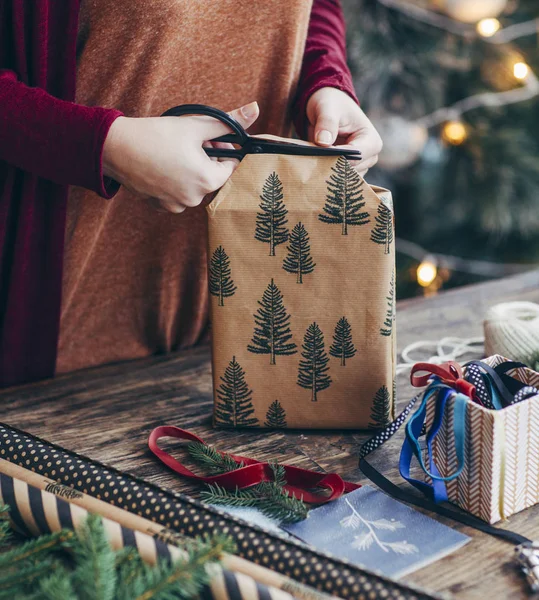 Женщина упаковывает рождественские подарки — стоковое фото