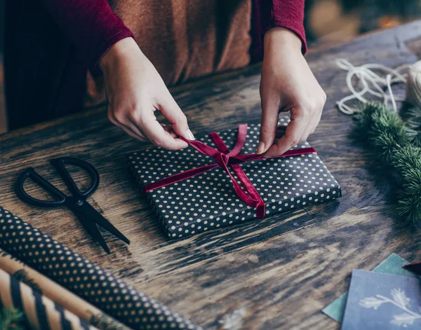 Женщина упаковывает рождественские подарки Стоковое Изображение