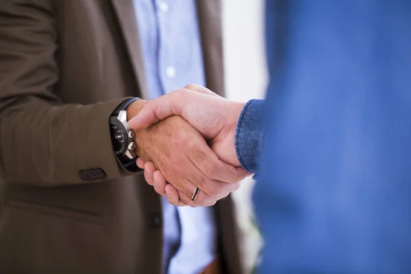 Man and Woman shaking hands — Stock Photo, Image