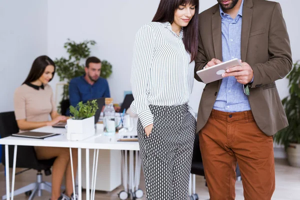 Hommes et femmes qui travaillent — Photo