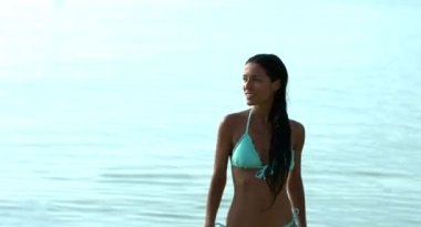 Denizde güzel bir kadın.