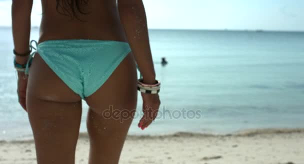 Donna che indossa un bikini blu . — Video Stock