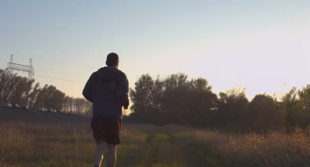 Caucásico hombre corriendo en otoño — Vídeos de Stock