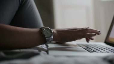 Tipik bir dizüstü bilgisayar klavye üzerinde beyaz kadın