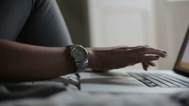Mujer caucásica escribiendo en un teclado portátil — Vídeos de Stock