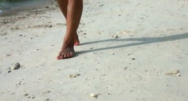 Güzel kadın bir tropikal plaj gezinme