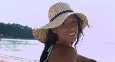 Bir tropik sahilde oturan güzel kadın