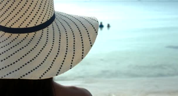 Schöne Frau zu Fuß auf einem tropischen Strand — Stockvideo