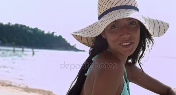 Hermosa mujer sentada en una playa tropical — Vídeos de Stock