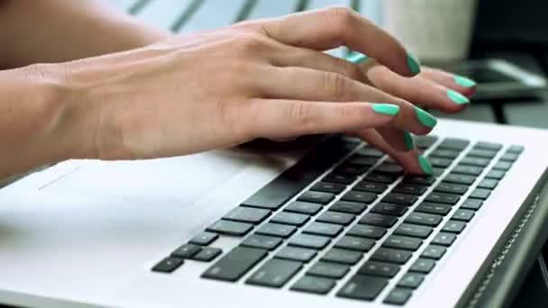 Wanita mengetik di papan ketik laptop — Stok Video