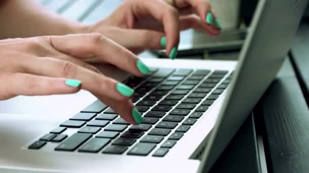 Mujer escribiendo en un teclado portátil — Vídeo de stock