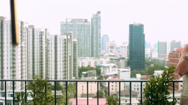 Femme blonde faisant un appel téléphonique sur un balcon — Video