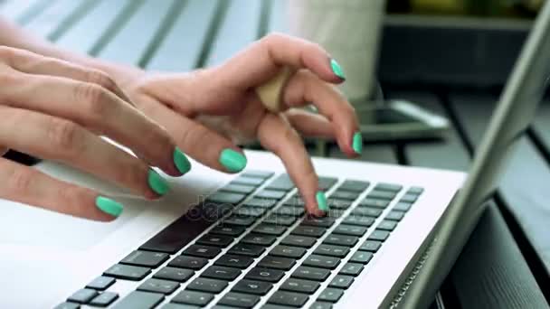 Mujer escribiendo en un teclado portátil — Vídeo de stock