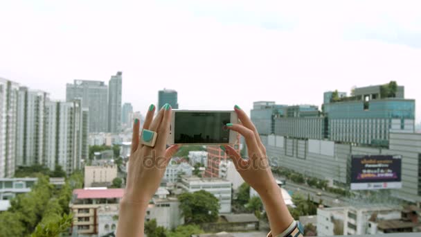 Manos de una mujer Tomar una foto de Bangkok, Tailandia — Vídeos de Stock