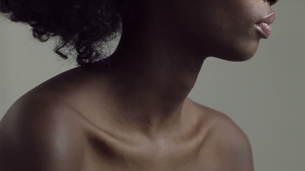 Πορτρέτο του μια όμορφη μαύρη γυναίκα — Αρχείο Βίντεο