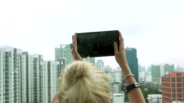 Kobieta blonde biorąc zdjęcie na balkon — Wideo stockowe