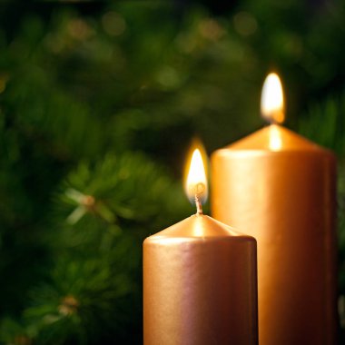 Noel ağacı önünde Noel mumlar