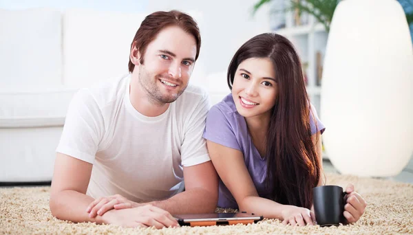 Sonriendo feliz pareja —  Fotos de Stock