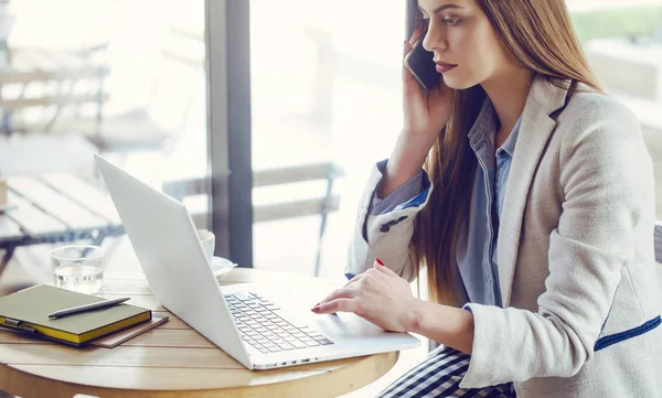 Piękna młoda kobieta pracuje na laptopie — Zdjęcie stockowe