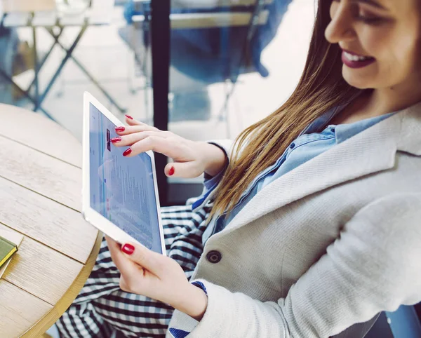 Vrouw die tablet gebruikt — Stockfoto