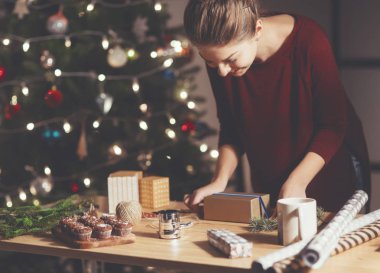 kadın Noel hediyesi sarma