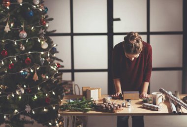 kadın Noel hediyesi sarma