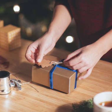 kadın Noel hediyesi sarma