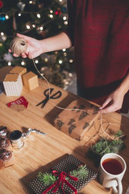 kadın Noel hediyesi sarma