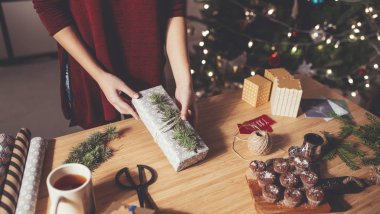 Noel hediyesi tutan kadın