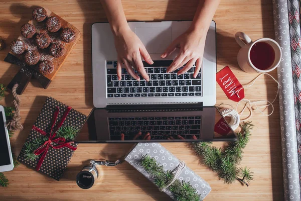 Žena psaní na notebooku — Stock fotografie