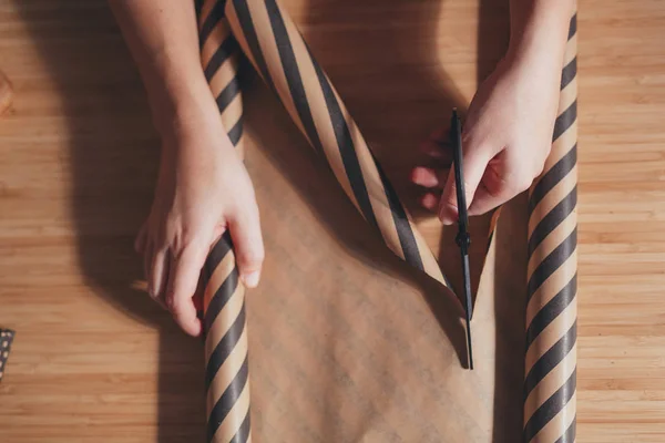 Woman Cutting Wrapping Paper — Stock Photo, Image