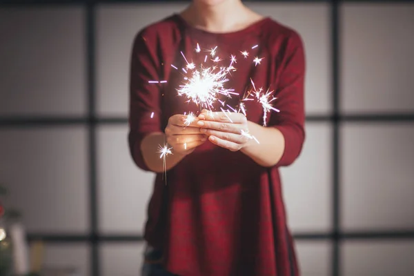 Frau hält Wunderkerzen in der Hand — Stockfoto