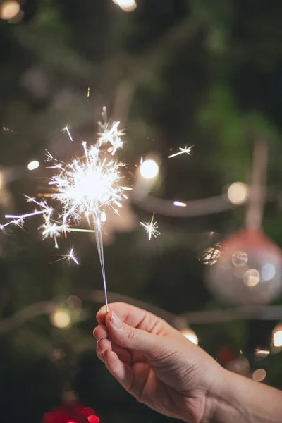 Mulher segurando Sparklers — Fotografia de Stock