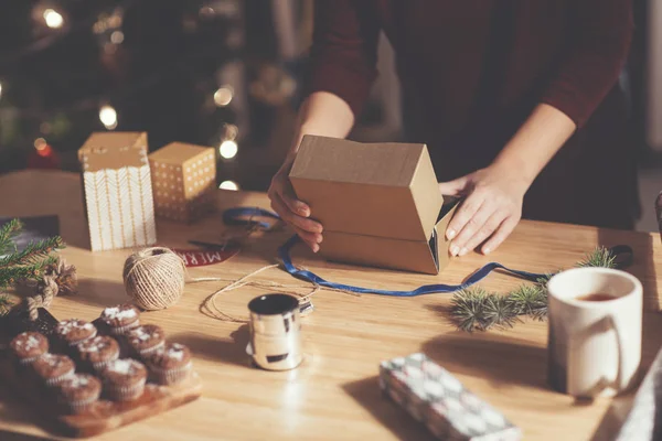 Mujer envolviendo regalo de Navidad —  Fotos de Stock