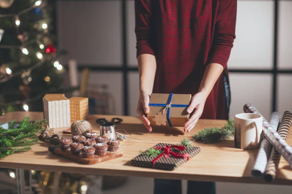 Mujer sosteniendo regalo de Navidad — Foto de Stock