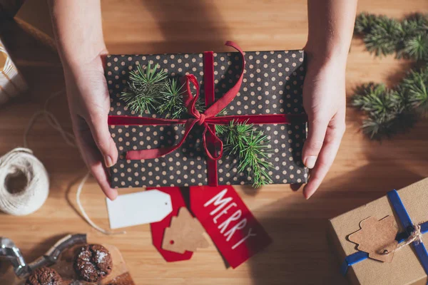 Mulher segurando presente de Natal — Fotografia de Stock