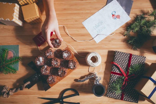 Decoratie en verpakking van Kerstcadeaus — Stockfoto