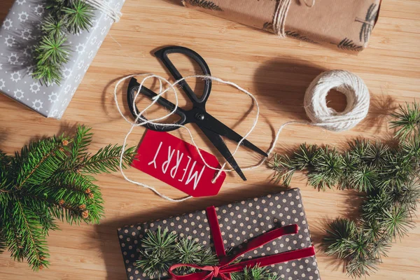 Verpacktes Weihnachtsgeschenk auf dem Tisch — Stockfoto