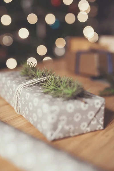 Verpacktes Weihnachtsgeschenk auf dem Tisch — Stockfoto