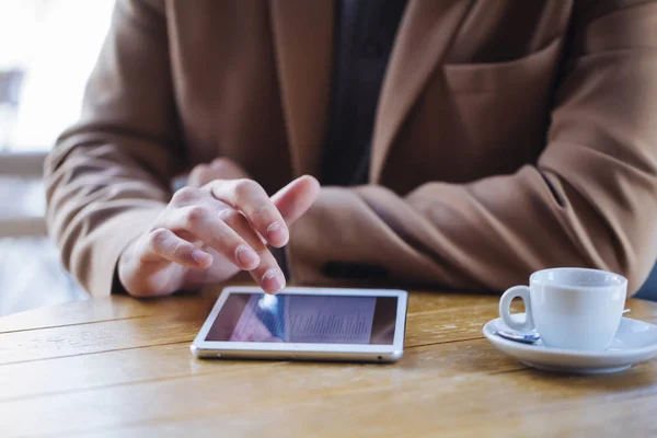 Unrecognizable Man Using Tablet — Stock Photo, Image