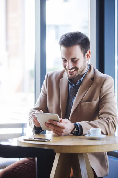 Uomo seduto in caffetteria — Foto Stock