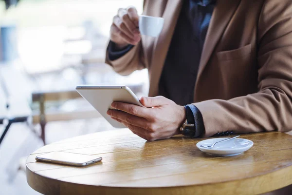 Homem irreconhecível usando Tablet — Fotografia de Stock