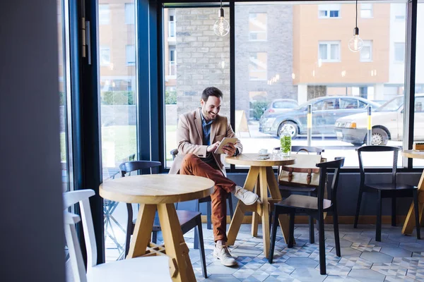 Homme assis dans un café — Photo