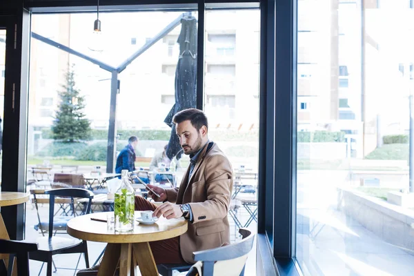 Hombre sentado en la cafetería —  Fotos de Stock