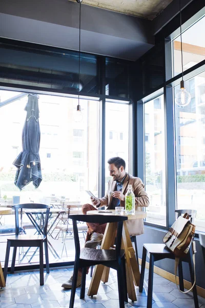 Homme assis dans un café — Photo