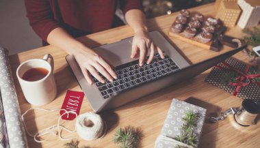 Dizüstü bilgisayarda yazan kadın