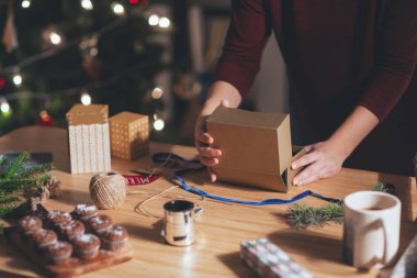 kadın Noel hediyesi sarma